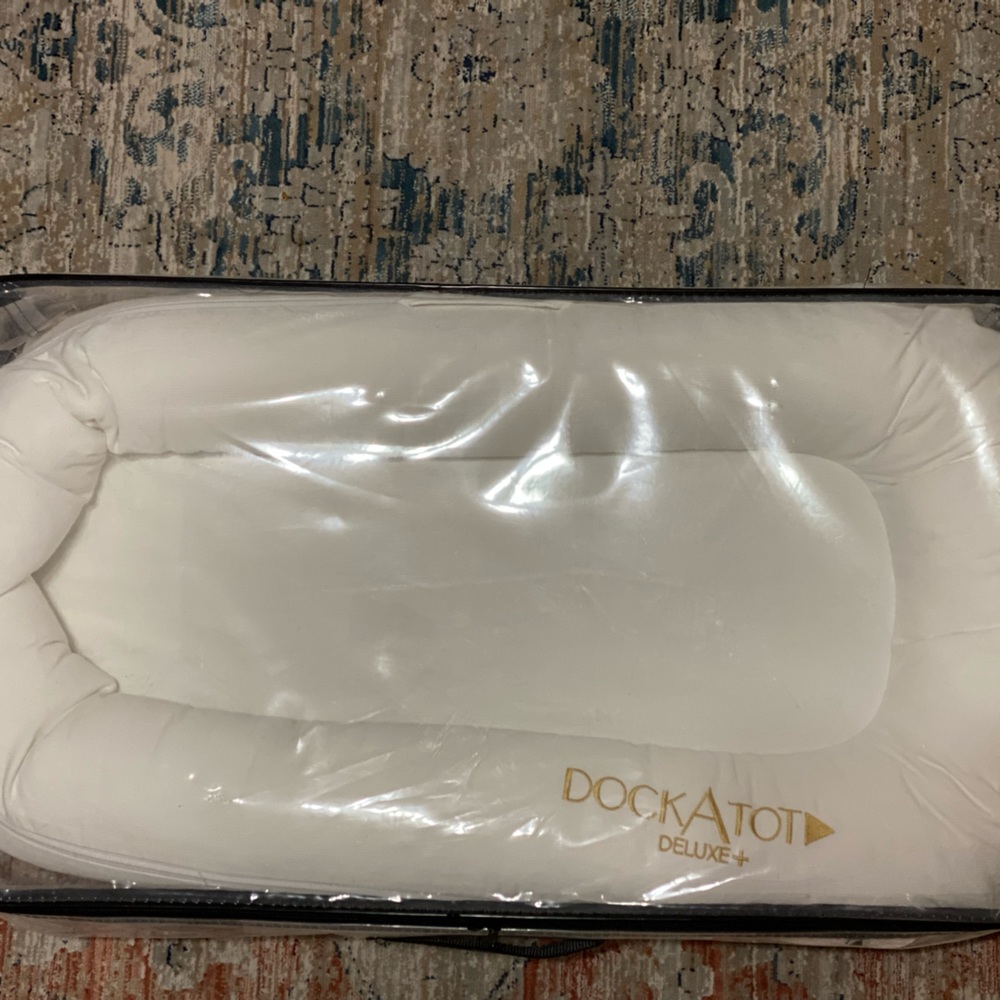 📌Doc-A-Tot Deluxe in Pristine White & 1 extra cover in Strawberry Cream